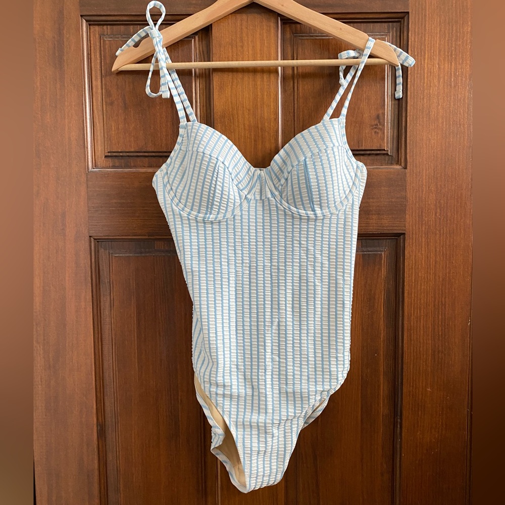 Seersucker Old Navy tie shoulder underwire swimsuit NWT small